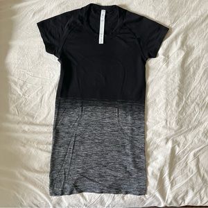Lululemon workout short sleeve top black grey ombré size 4